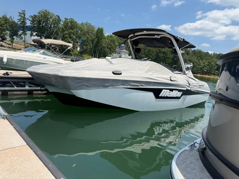 Slide: The Image of Malibu M220 2022 - 18