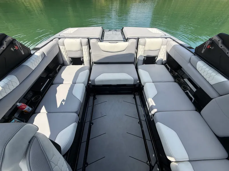 Slide: The Image of Malibu M220 2022 - 30