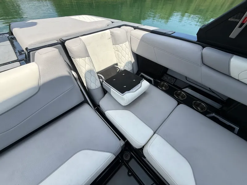 Slide: The Image of Malibu M220 2022 - 28