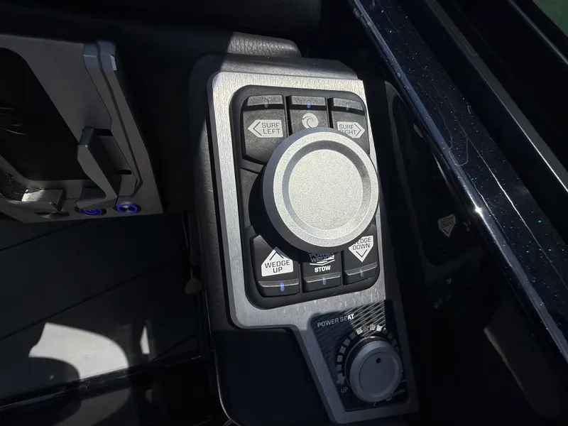 Slide: The Image of Malibu M220 2022 - 46