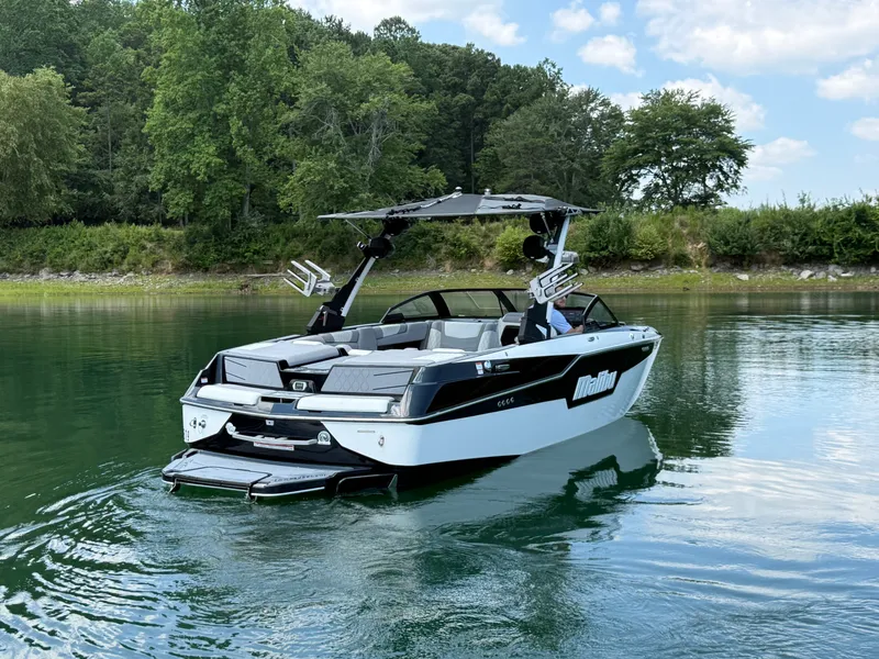 Slide: The Image of Malibu M220 2022 - 16