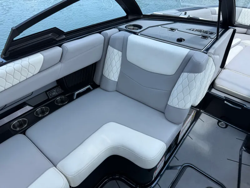 Slide: The Image of Malibu M220 2022 - 40