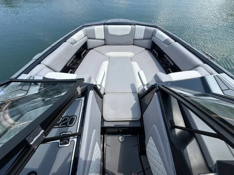 Slide: The Image of Malibu M220 2022 - 42