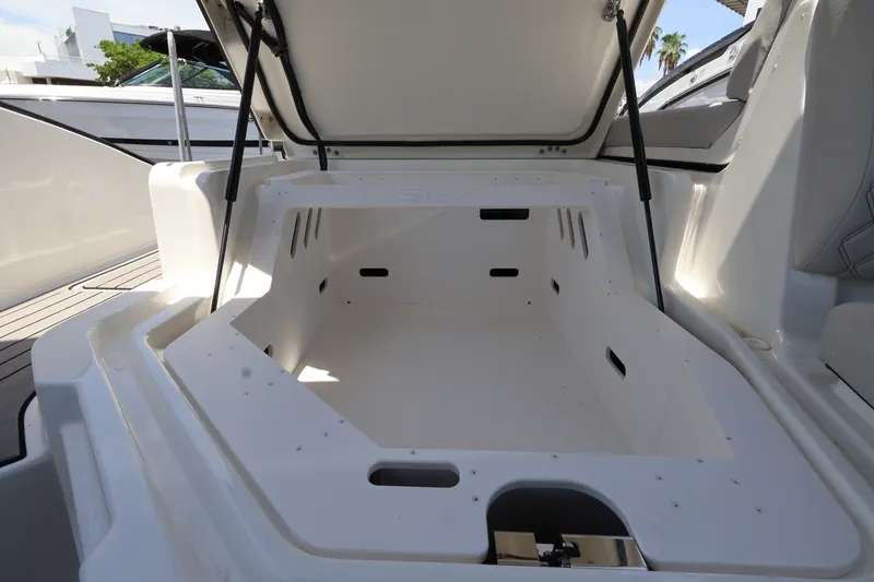 Slide: The Image of Sea Ray SLX 280 Outboard 2027 - 37