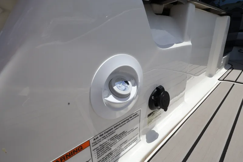 Slide: The Image of Sea Ray SLX 280 Outboard 2027 - 8