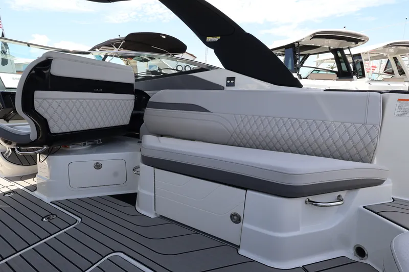 Slide: The Image of Sea Ray SLX 280 Outboard 2027 - 16