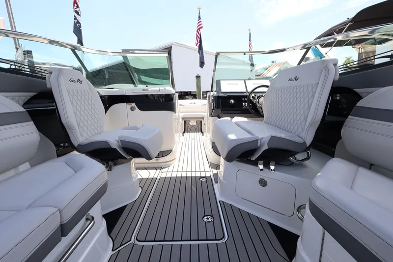 Slide: The Image of Sea Ray SLX 280 Outboard 2027 - 18