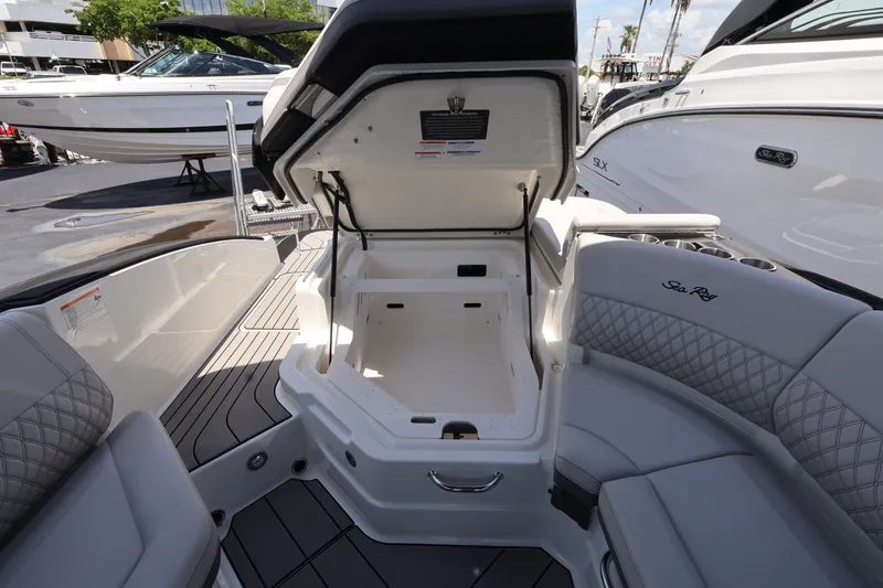 Slide: The Image of Sea Ray SLX 280 Outboard 2027 - 36