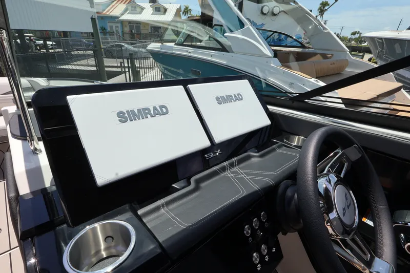 Slide: The Image of Sea Ray SLX 280 Outboard 2027 - 26