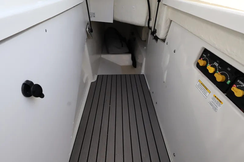 Slide: The Image of Sea Ray SLX 280 Outboard 2027 - 11
