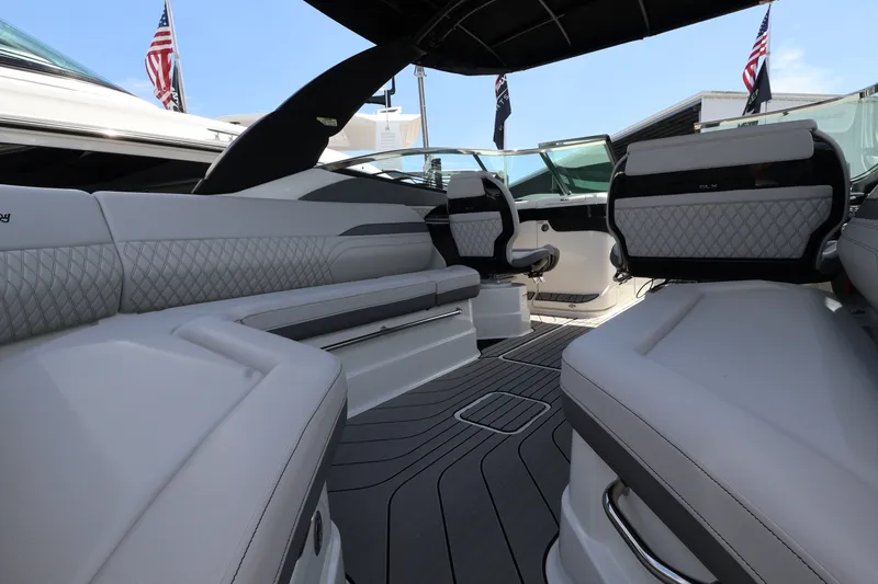 Slide: The Image of Sea Ray SLX 280 Outboard 2027 - 12