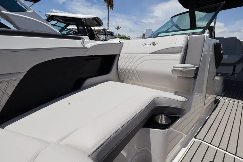 Slide: The Image of Sea Ray SLX 280 Outboard 2027 - 33