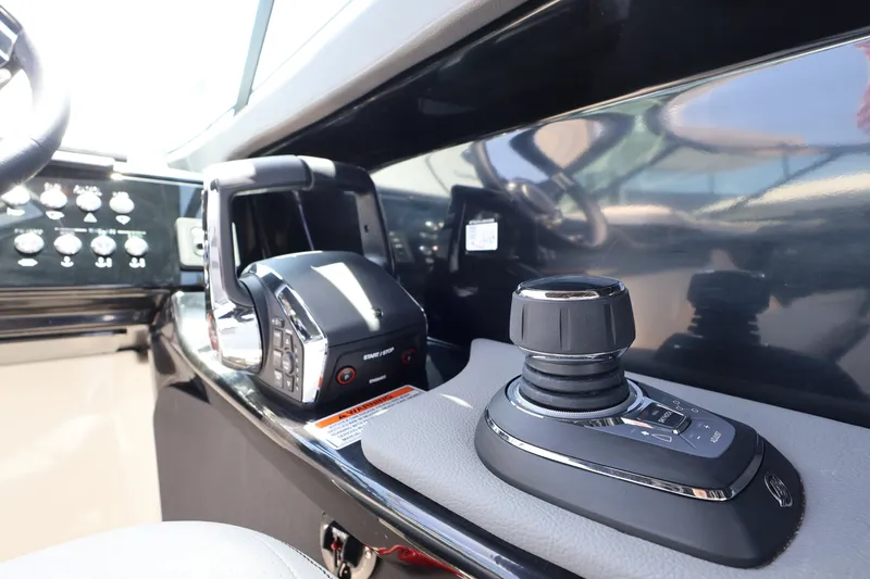 Slide: The Image of Sea Ray SLX 280 Outboard 2027 - 24