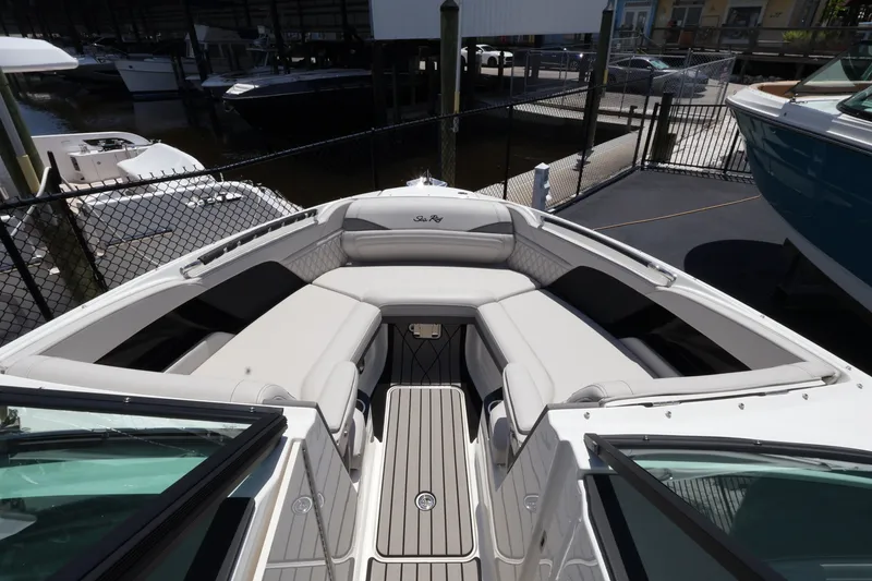 Slide: The Image of Sea Ray SLX 280 Outboard 2027 - 31