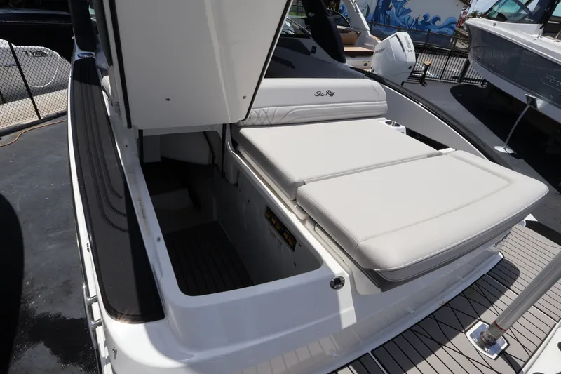 Slide: The Image of Sea Ray SLX 280 Outboard 2027 - 10