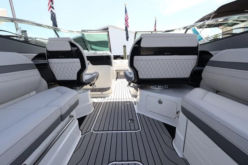 Slide: The Image of Sea Ray SLX 280 Outboard 2027 - 17