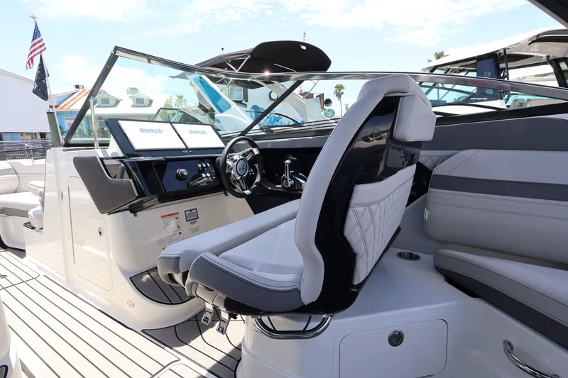Slide: The Image of Sea Ray SLX 280 Outboard 2027 - 22