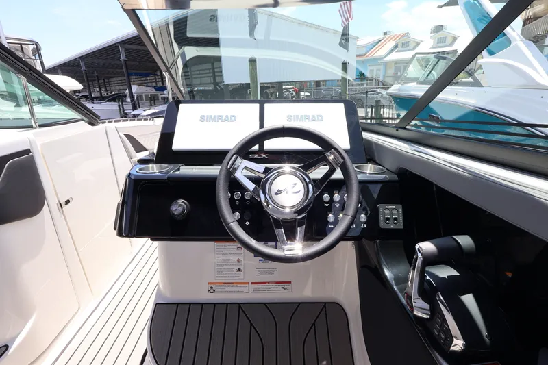 Slide: The Image of Sea Ray SLX 280 Outboard 2027 - 23