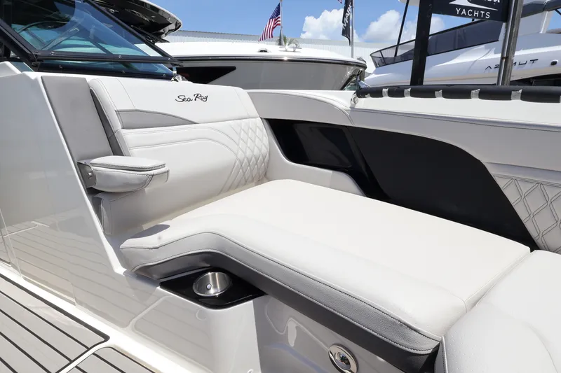 Slide: The Image of Sea Ray SLX 280 Outboard 2027 - 32