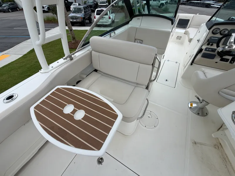 Slide: The Image of Boston Whaler 230 VANTAGE 2018 - 8