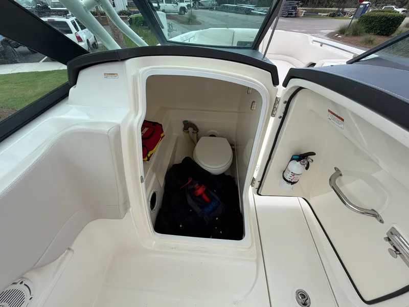 Slide: The Image of Boston Whaler 230 VANTAGE 2018 - 12