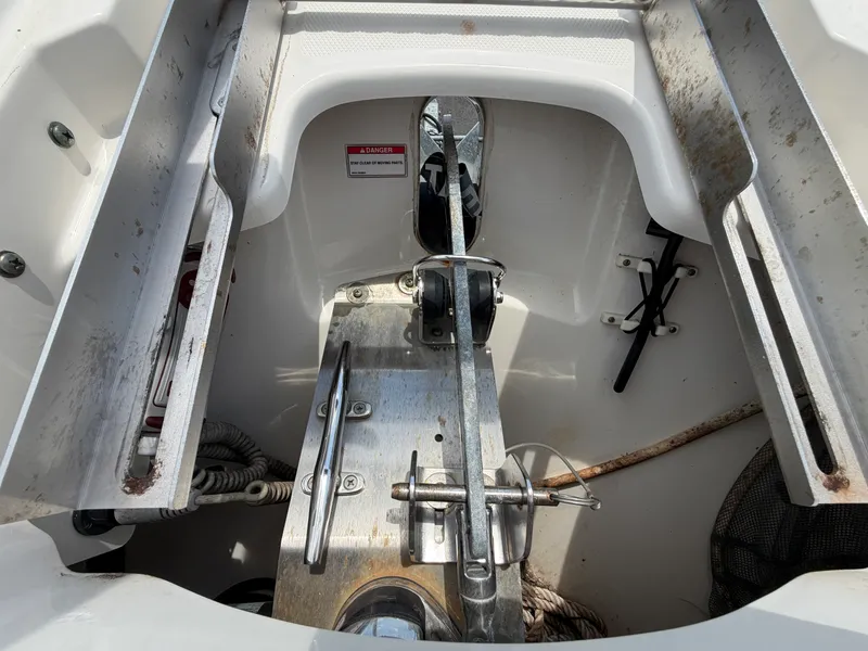 Slide: The Image of Boston Whaler 230 VANTAGE 2018 - 25