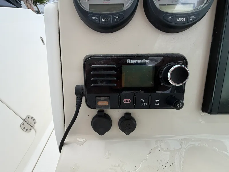 Slide: The Image of Boston Whaler 230 VANTAGE 2018 - 16