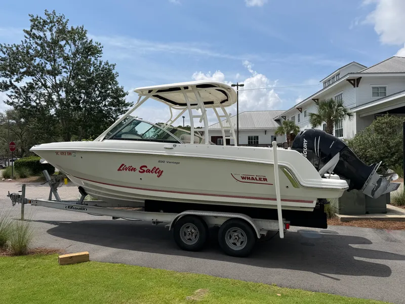 Slide: The Image of Boston Whaler 230 VANTAGE 2018 - 2