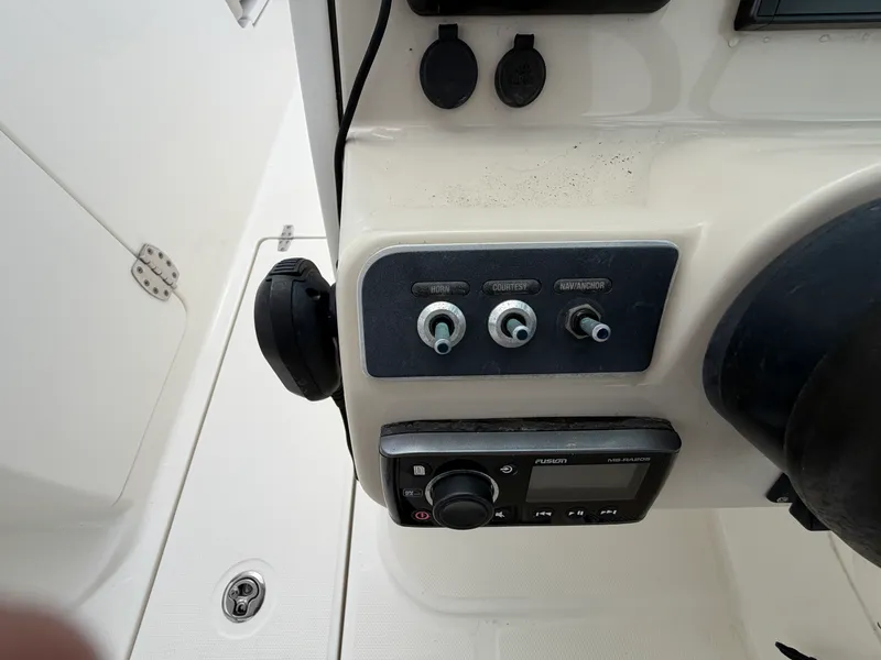 Slide: The Image of Boston Whaler 230 VANTAGE 2018 - 18