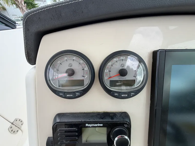 Slide: The Image of Boston Whaler 230 VANTAGE 2018 - 14