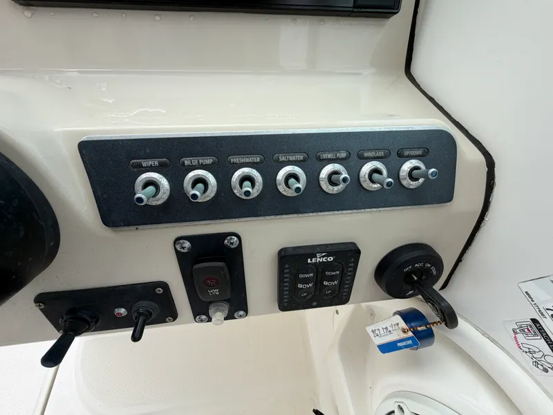 Slide: The Image of Boston Whaler 230 VANTAGE 2018 - 17