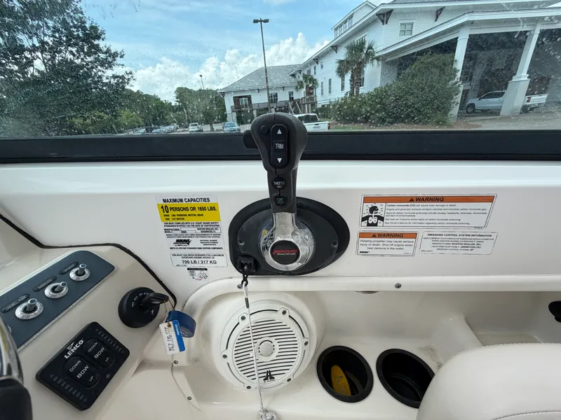 Slide: The Image of Boston Whaler 230 VANTAGE 2018 - 20