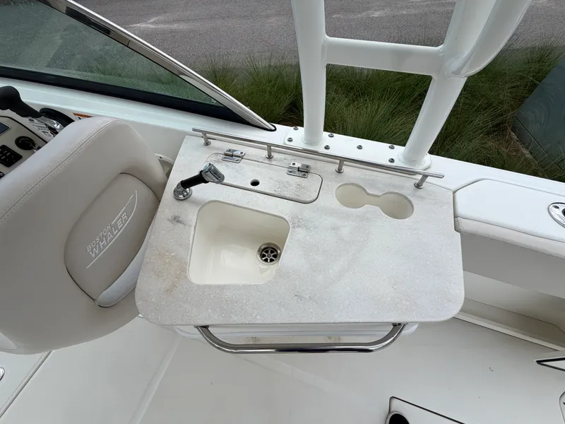 Slide: The Image of Boston Whaler 230 VANTAGE 2018 - 9