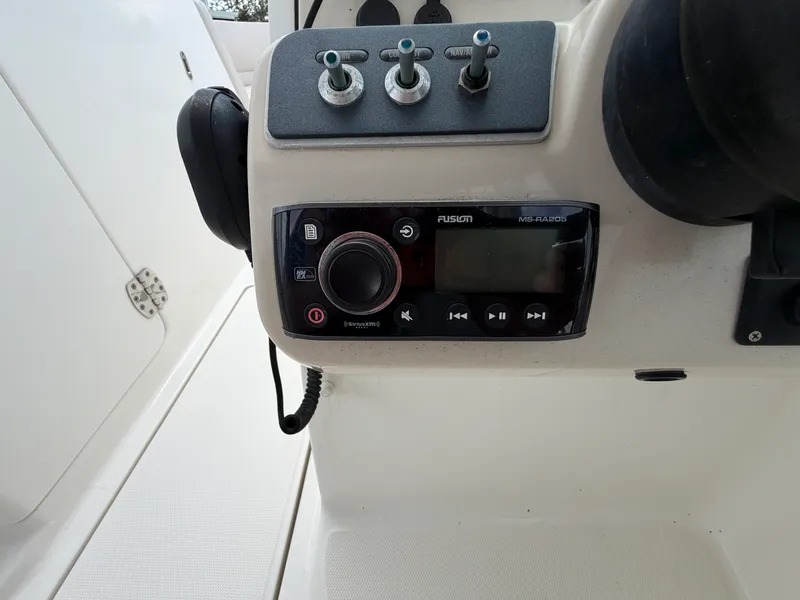 Slide: The Image of Boston Whaler 230 VANTAGE 2018 - 19