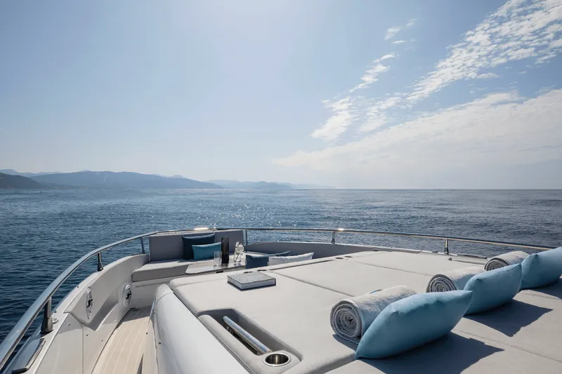 Slide: The Image of Azimut Verve 48 2027 - 15