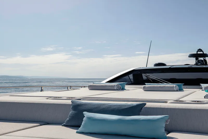 Slide: The Image of Azimut Verve 48 2027 - 8