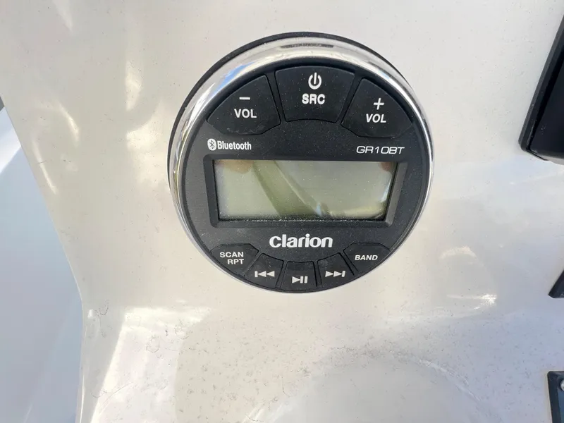 Slide: The Image of Clarion Bluetooth control on Piranha B2200 CASADOR 2023. - 18