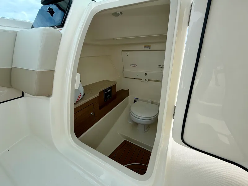 Slide: The Image of Boston Whaler 280 VANTAGE 2024 - 19