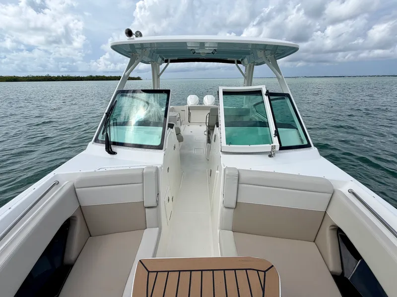 Slide: The Image of Boston Whaler 280 VANTAGE 2024 - 31