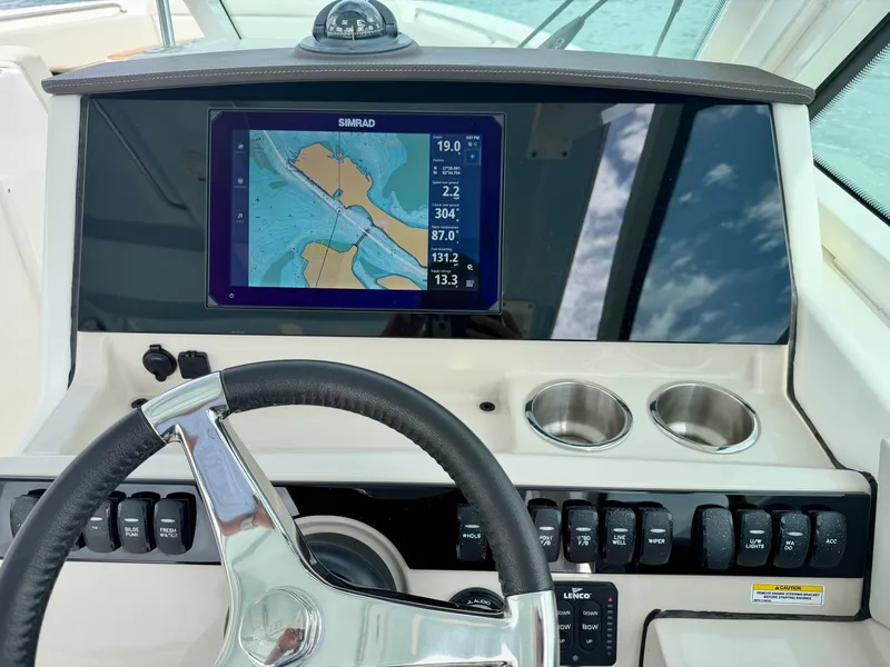 Slide: The Image of Boston Whaler 280 VANTAGE 2024 - 17