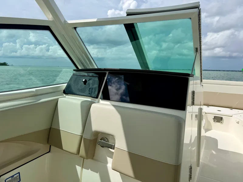 Slide: The Image of Boston Whaler 280 VANTAGE 2024 - 18