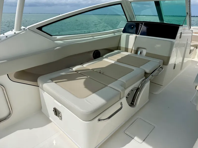 Slide: The Image of Boston Whaler 280 VANTAGE 2024 - 20