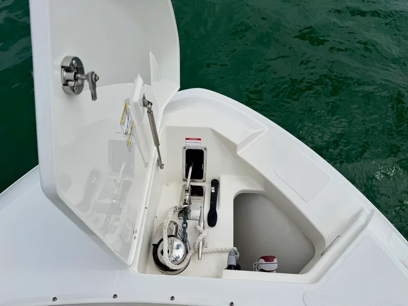 Slide: The Image of Boston Whaler 280 VANTAGE 2024 - 29