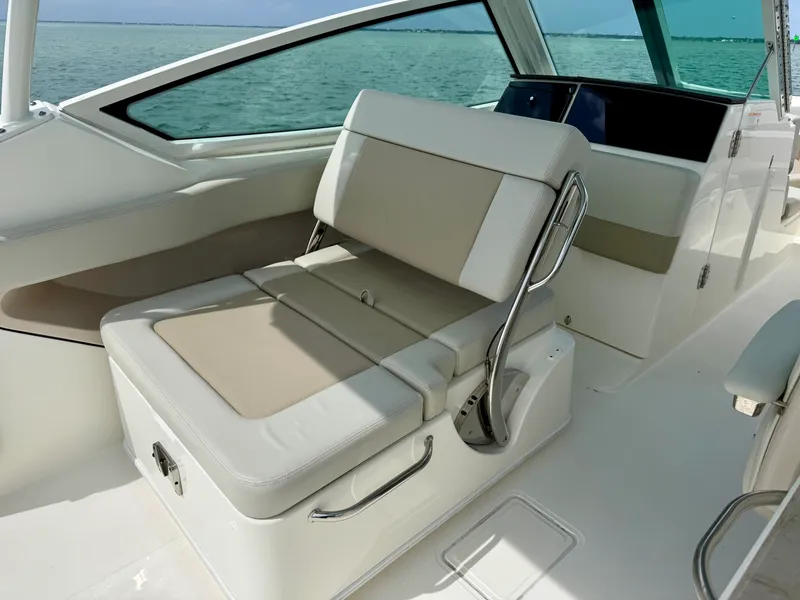 Slide: The Image of Boston Whaler 280 VANTAGE 2024 - 21