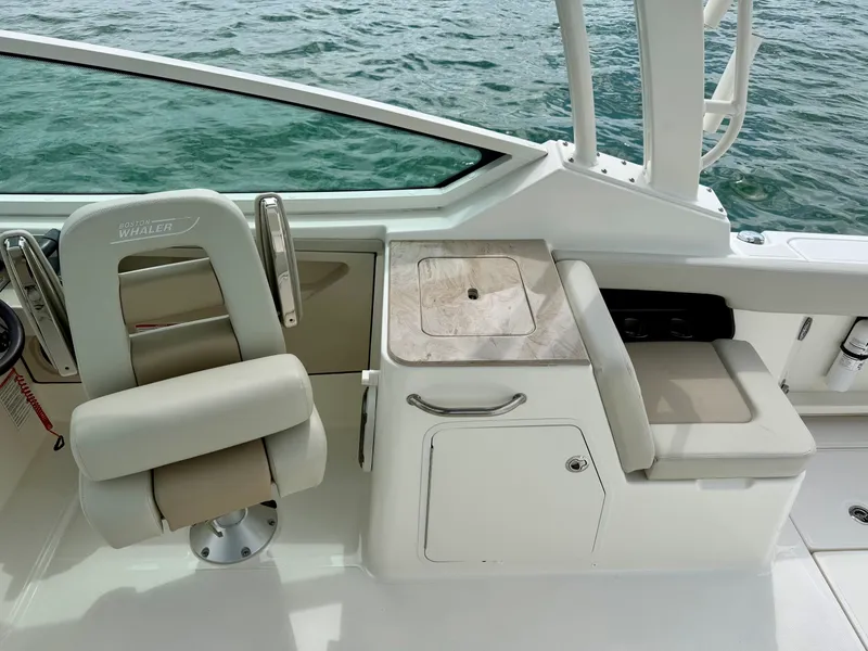 Slide: The Image of Boston Whaler 280 VANTAGE 2024 - 27