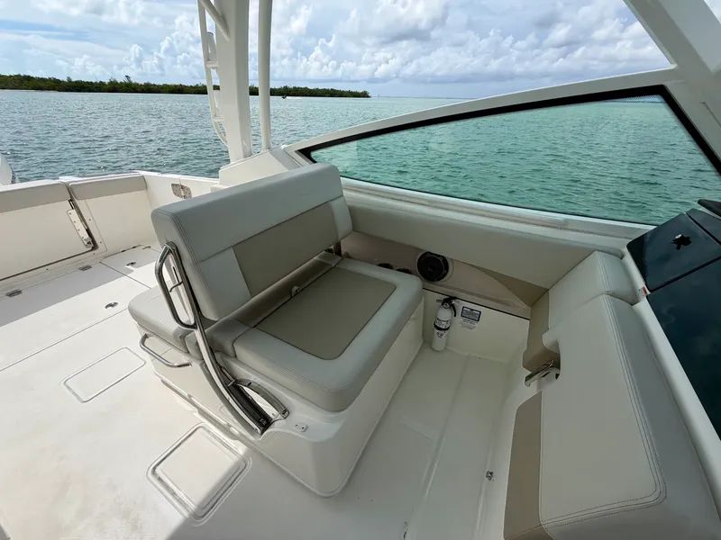 Slide: The Image of Boston Whaler 280 VANTAGE 2024 - 22