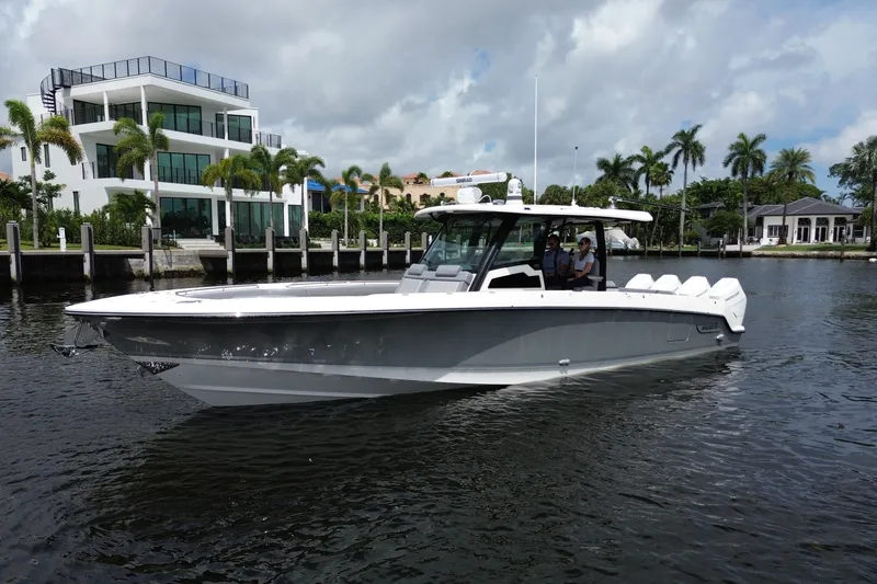The Image of Boston Whaler 380 Outrage 2027 - 0