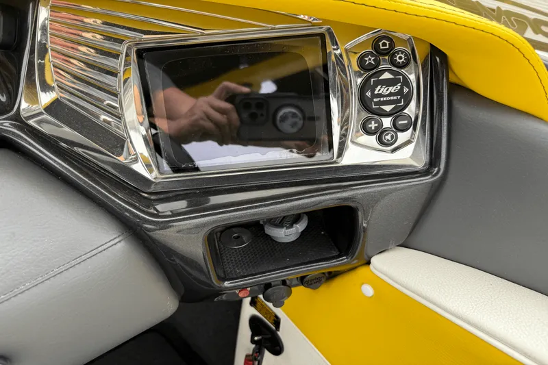 Slide: The Image of Tige RZ4 2012 - 29