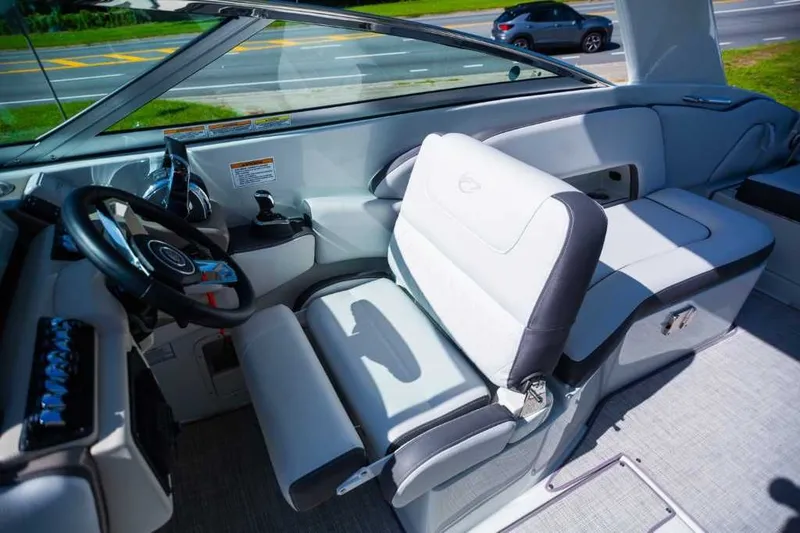 Slide: The Image of Crownline Boats Eclipse E305 XS 2023 - 10