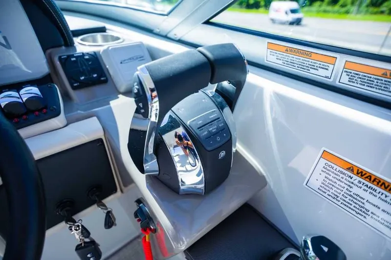 Slide: The Image of Crownline Boats Eclipse E305 XS 2023 - 17